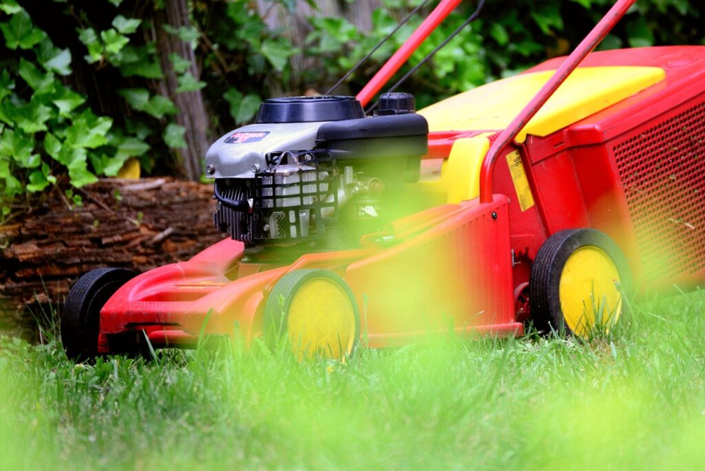 Professionelle und günstige Rasenpflege in Cloppenburg – frisch gemähter Garten vom Grün & Glücklich Team